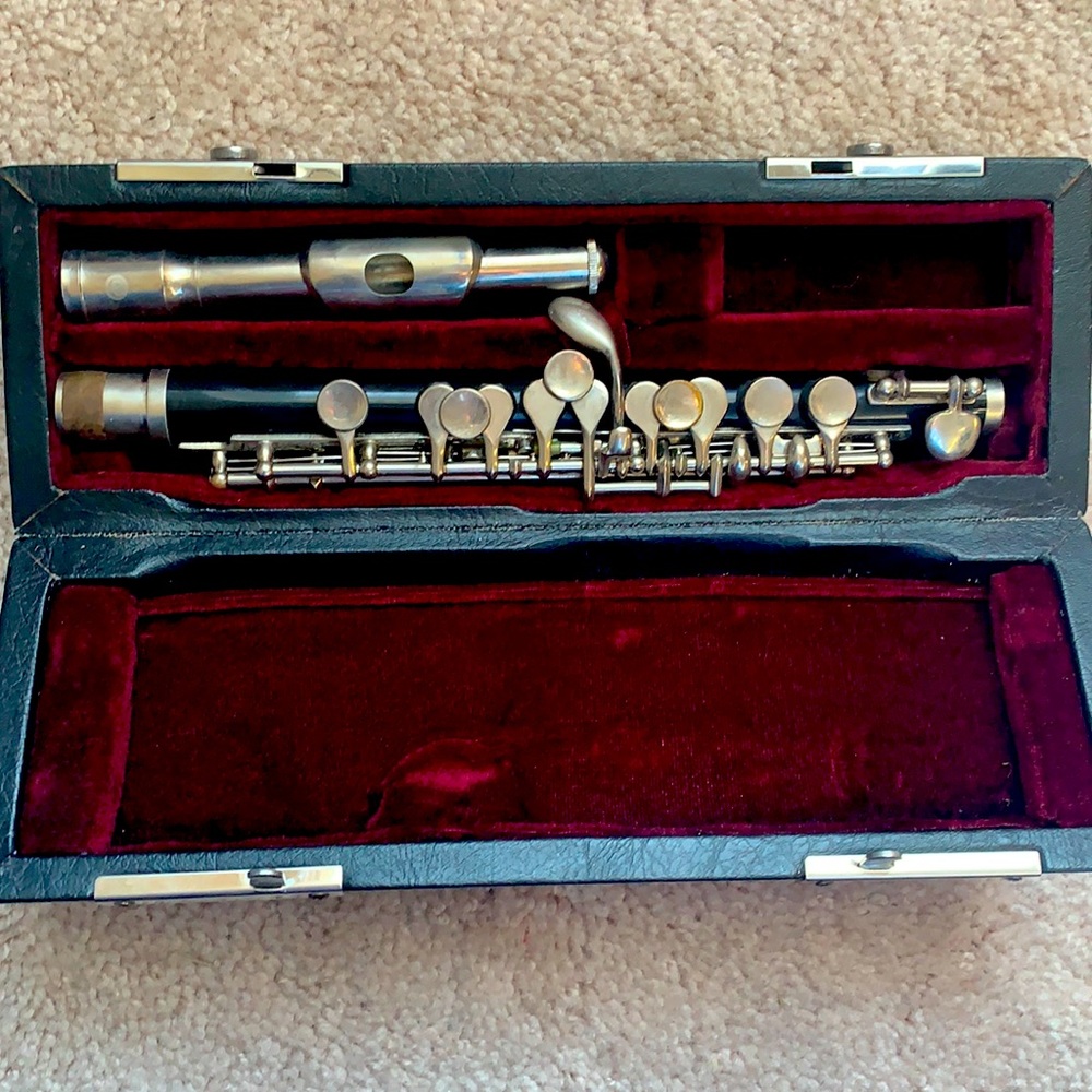 Cecilio Piccolo! Used but in good condition! Plays excellent!